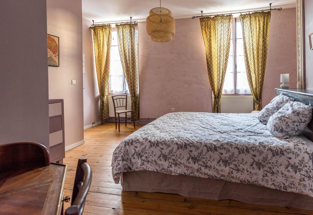 Chambres D'Hotes Le Relais Des Remparts Rions Exterior photo